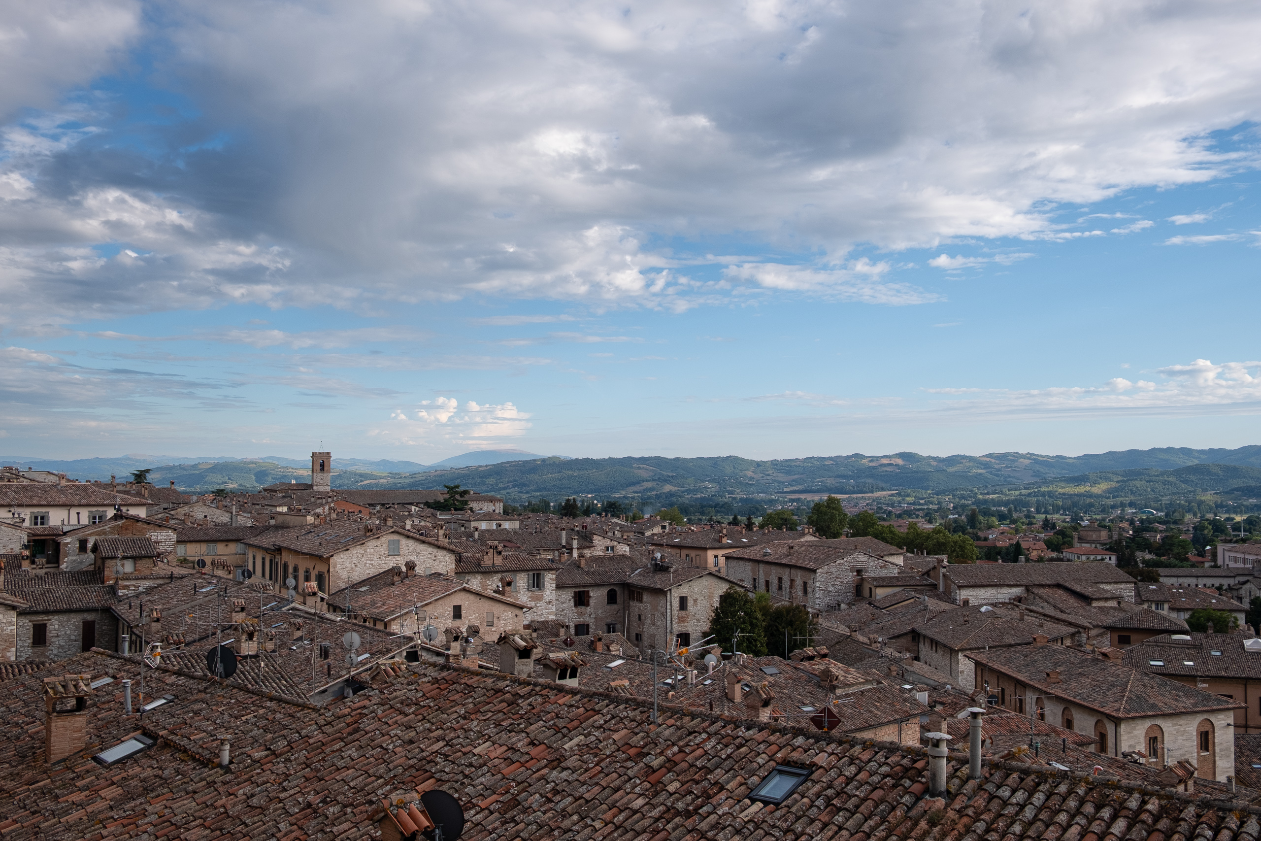 Über die Dächer von Gubbio ins umbrische Hügelland